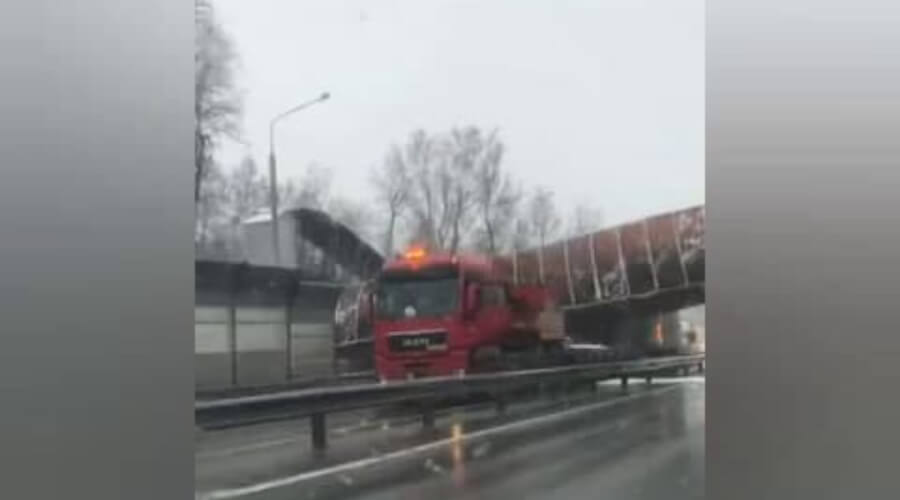 Трасса М-7 «Волга» перекрыта. Во Владимирской области грузовик снес пешеходный переход