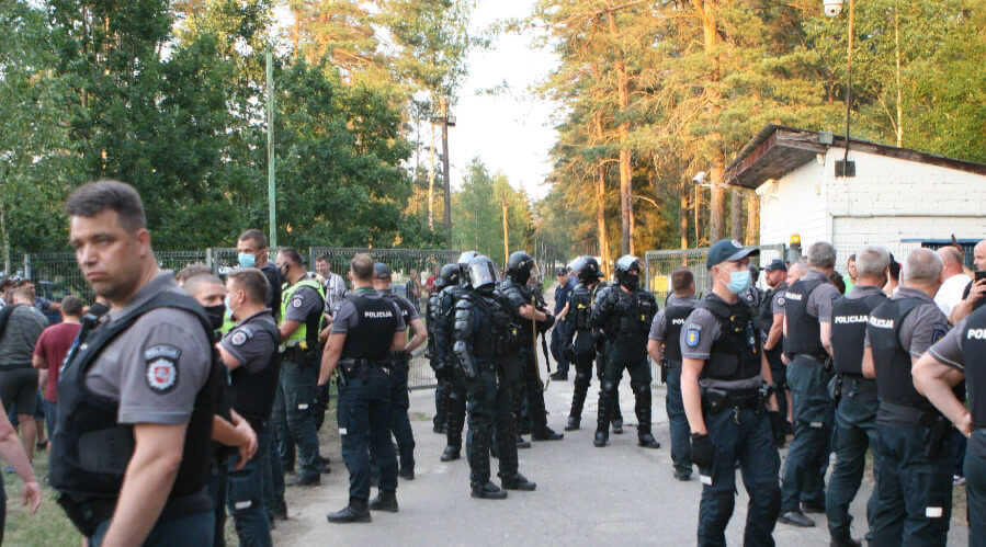 Беларусь обвиняют в «вооружении» мигрантов на границе ЕС