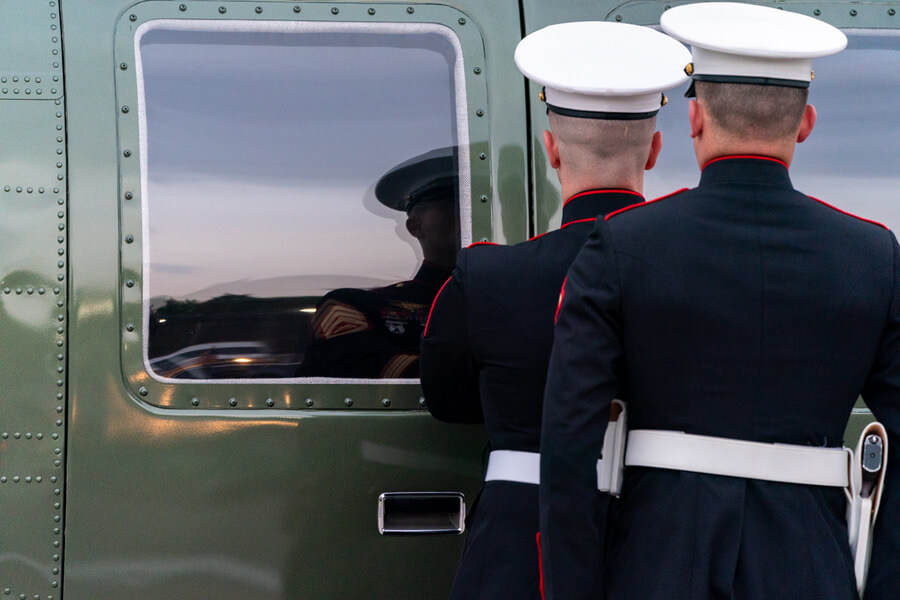 Морская пехота готовится открыть двери вертолета президента США