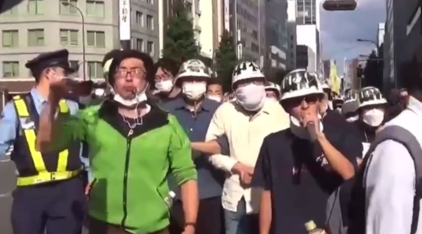 В Токио идет протест против визита Джо Байдена