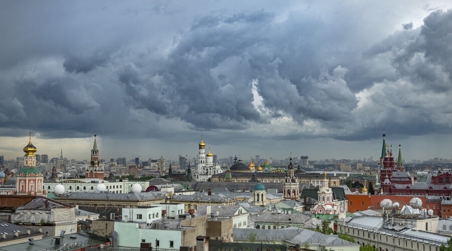 Москвичей предупредили об урагане с грозой и градом