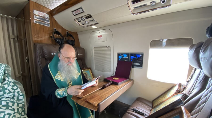 Прилетит вдруг священник в голубом вертолёте: митрополит вознёсся над Петербургом ради спасения от COVID-19