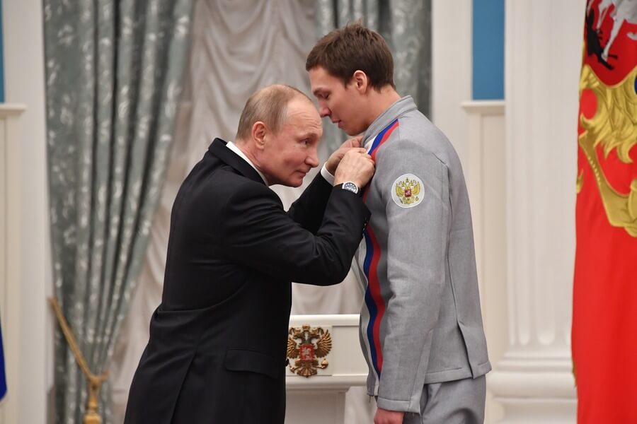 Владимир Путин вручает медаль Дмитрию Соловьеву