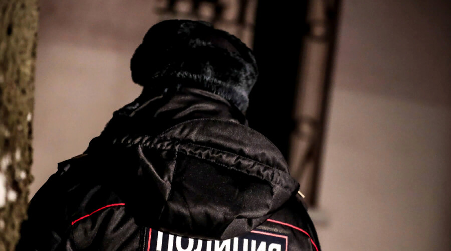 У здания ФСБ в Москве мужчина запрыгнул на полицейский автомобиль