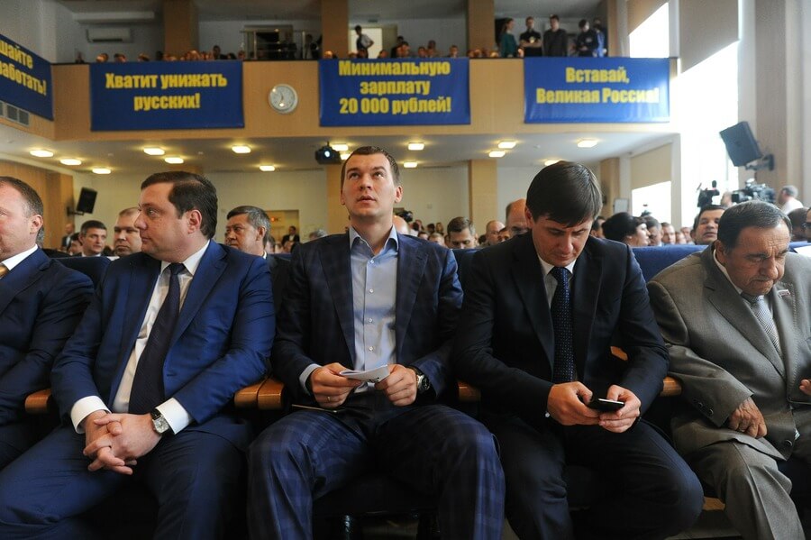 Михаил Дегтярев (посередине) Михаил Дегтярев (посередине)