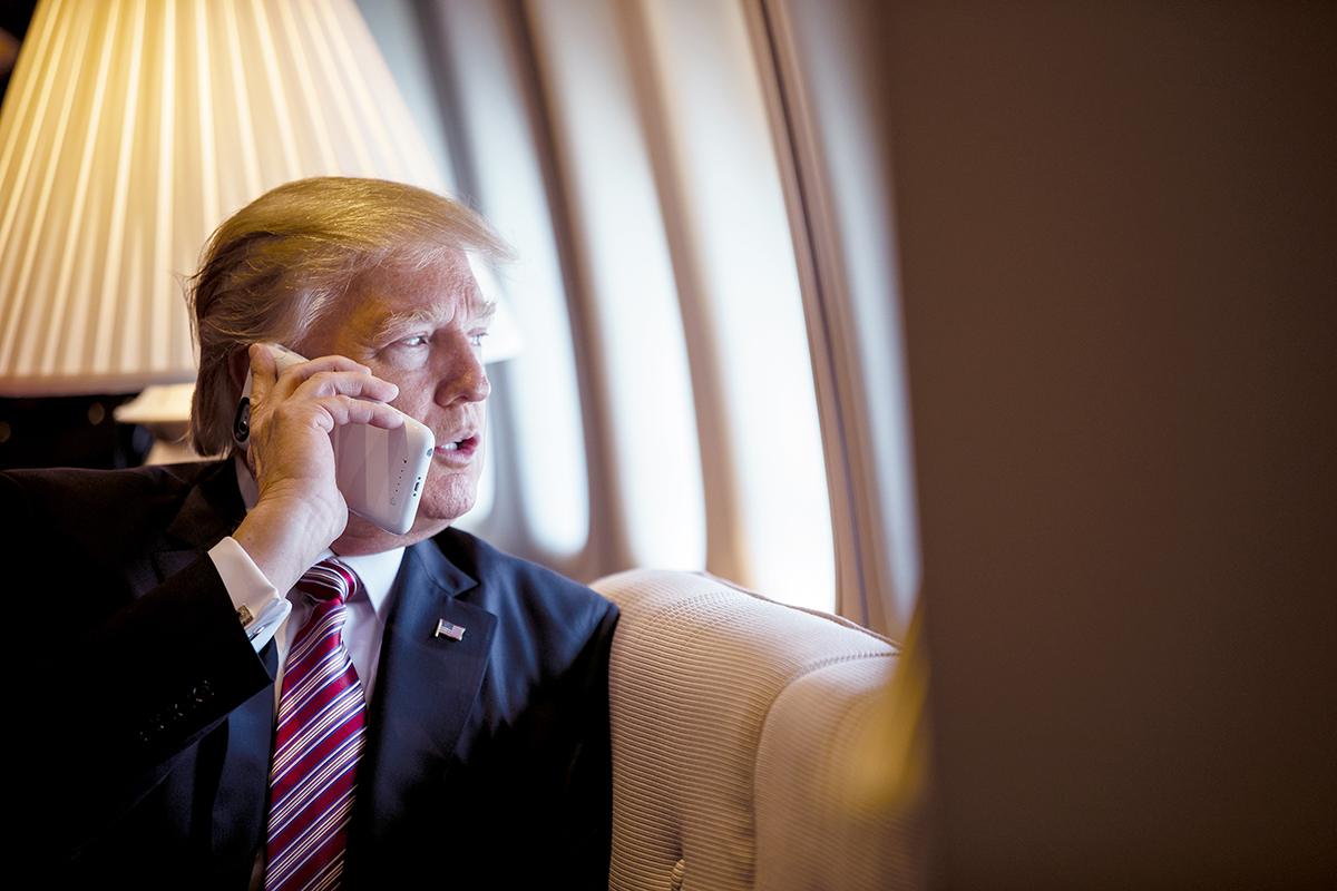 Президент Дональд Трамп разговаривает по телефону на борту Air Force One во время полета в Филадельфию