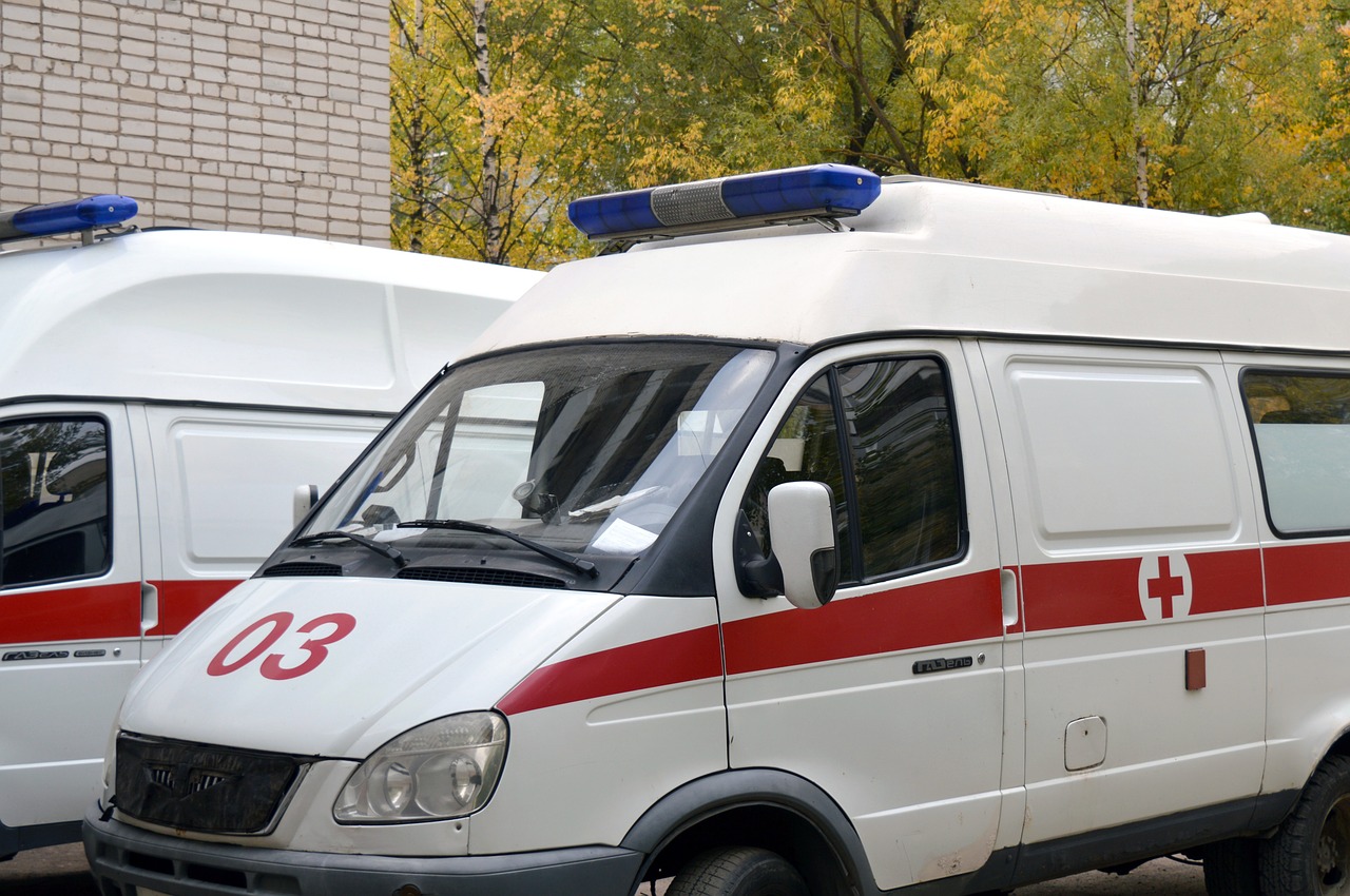 У больниц Петербурга выстраиваются очереди из «скорых»