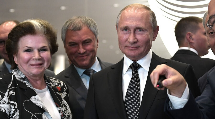 Владимир Путин пообещал Валентине Терешковой деньги во время личной встречи