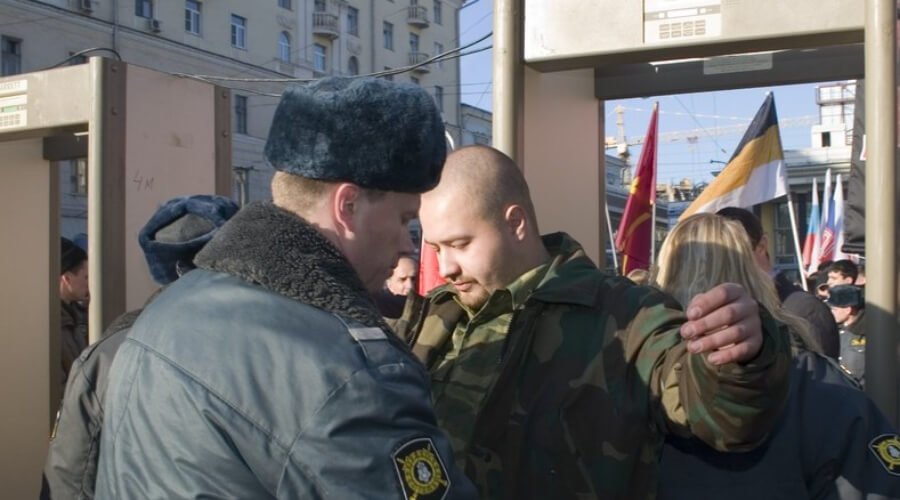 В Красноярске задержали нападавшую на «неугодных» людей банду скинхедов