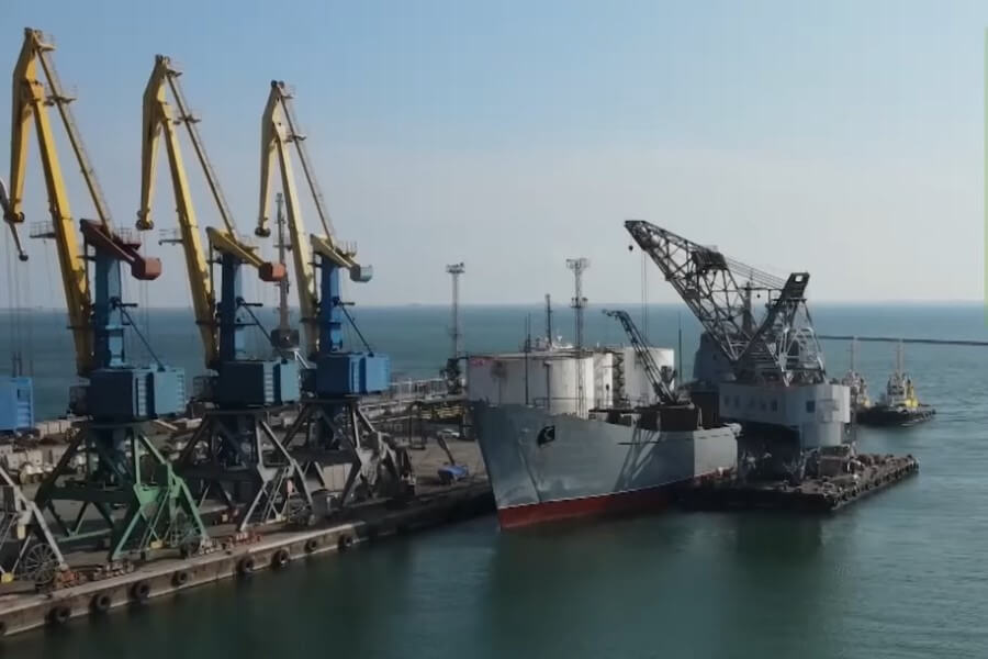 скриншот из видел RT \ "Орск" в порту Бердянска