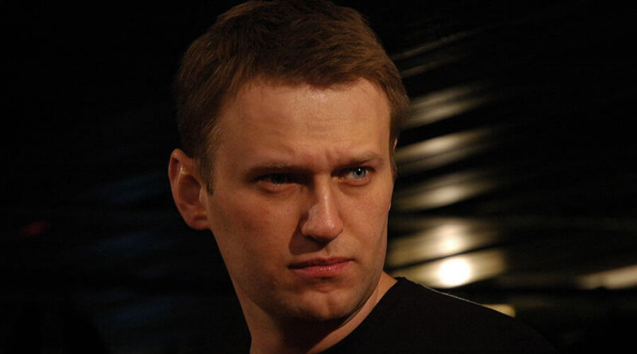 Зачем отравленный Алексей Навальный остается в Германии рассказала его представитель