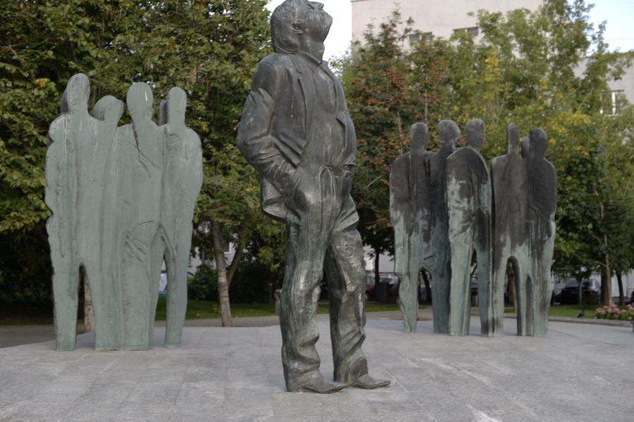 Памятник Иосифу Бродскому на Новинском бульваре в Москве