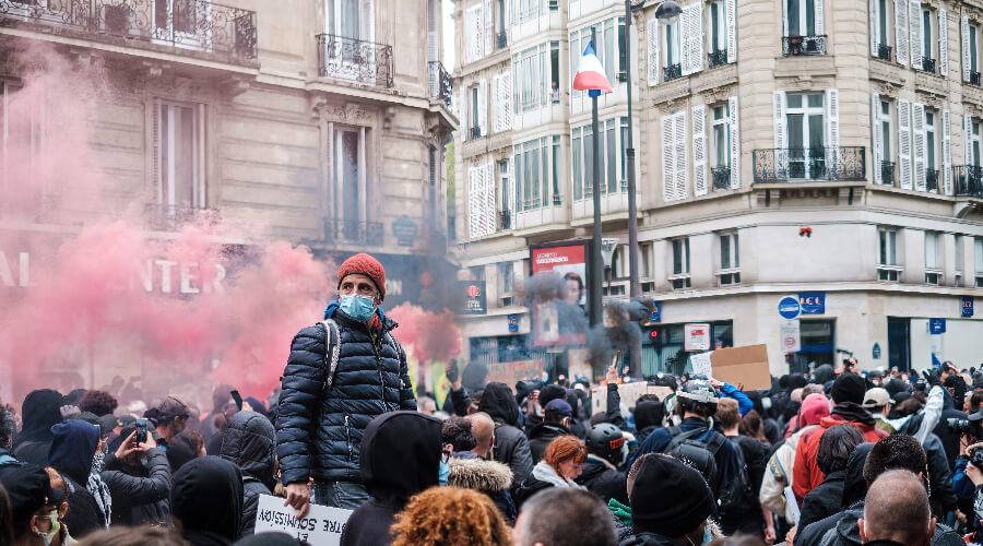 На фоне массовых протестов. Сенат Франции смягчил законопроект о санитарных паспортах