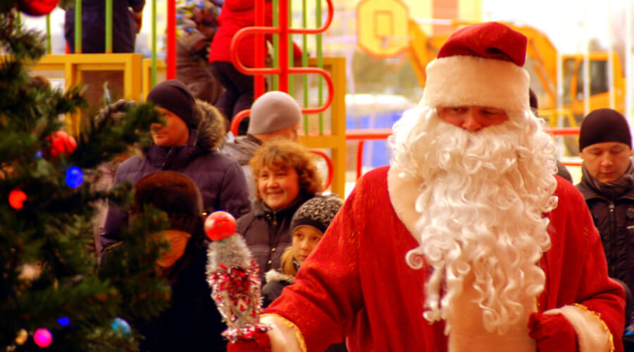 Стала известна стоимость часа выступления Деда Мороза и Снегурочки в Москве