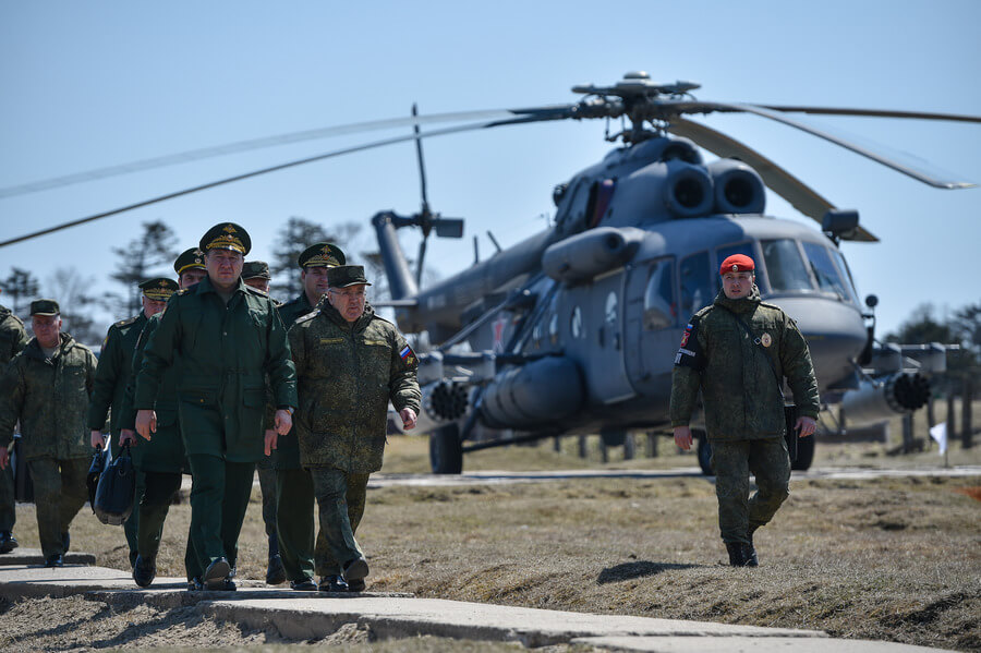 Замминистра обороны осматривает российских войск на Курилах