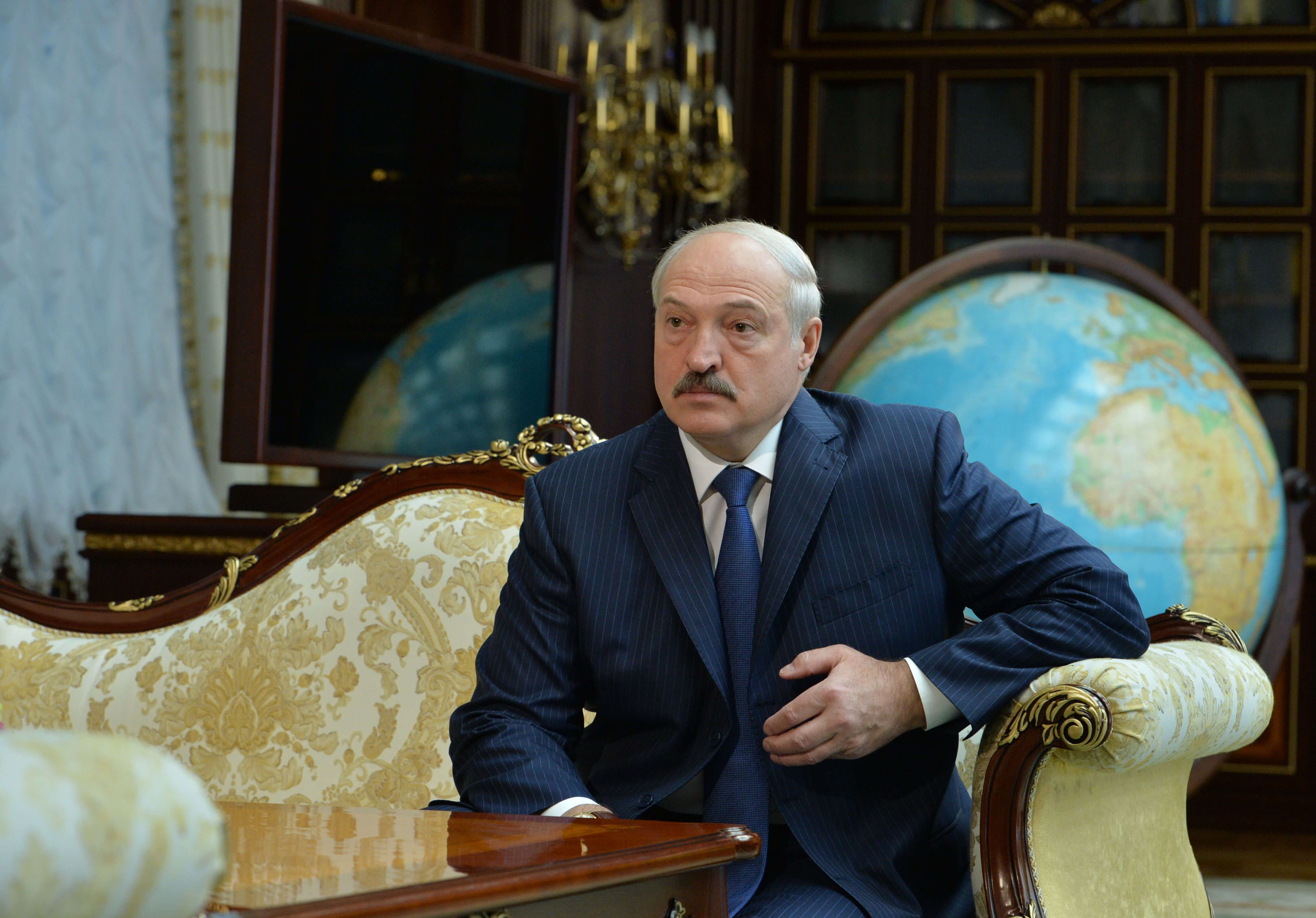 Сколько лукашенко у власти президентом белоруссии. Лукашенко подписывает. Лукашенко портрет.