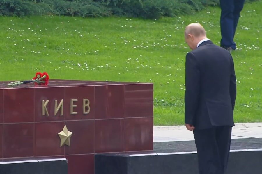 Youtube / Путин возложил цветы к стеле города-героя Киева