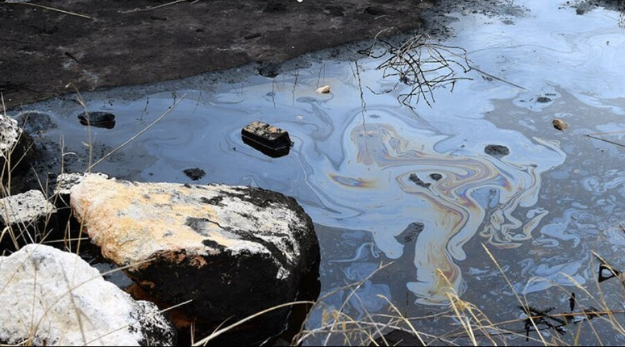 В небольшом водоеме образовавшемся после разлива реки. Разлив нефти на Таймыре. Разлив нефти на реке. Разлив нефтепродуктов на реке. Загрязнение озер.