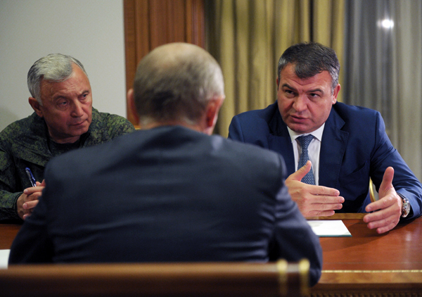 Николай Макаров и Анатолий Сердюков (слева направо) во время встречи с президентом РФ Владимиром Путиным